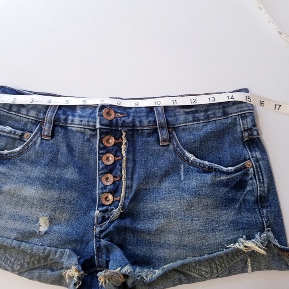 🌸 Free People | Jillian Runway Distressed Denim Shorts, size‎ 25 - Picture 6 of 11